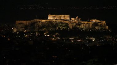Akropolis gecesi statik çekim görüntüleri tepenin yakınından. Seyahat kavramı.