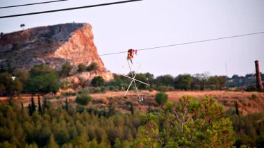  Elektrik kablolarına dolanmış ve rüzgarla titreyen kırık bir uçurtmanın sabit çekim görüntüleri..