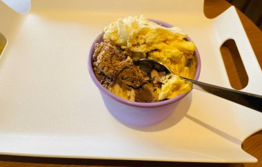 Ahşap bir masada mor bir kasede dondurma. Seçici odak.