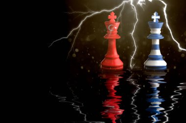 Yunan ve hindi bayrakları satranç kralının üzerine boyanmış. 3D illüstrasyon ve Yunanistan hindi krizine karşı.