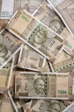 Hint 500 rupi 'sinin yakın plan çekimi bir yığın Hint parasının dokusu.