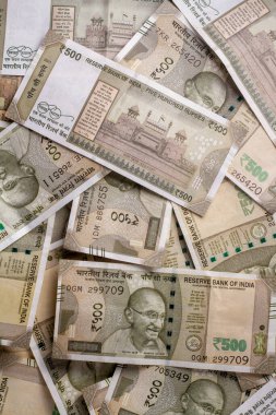 Hint 500 rupi 'sinin yakın plan çekimi bir yığın Hint parasının dokusu.