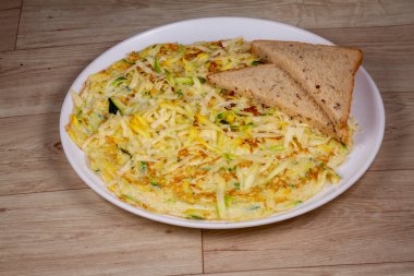 Keto omleti, beyaz tabakta peynirle ahşap arka planda