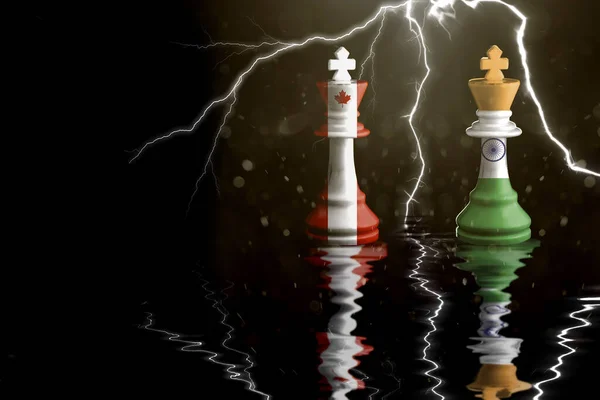 Kanada ve Hindistan bayrakları satranç kralının üzerine boyanmış. 3D illüstrasyon Kanada Hindistan krizine karşı.