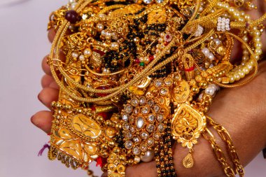 Altın mücevherler beyaz arka planda izole edilmiş..