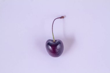 Beyaz arka planda izole edilmiş taze kırmızı bir kiraz.