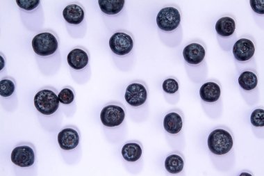 Beyaz arka planda izole edilmiş taze bir yaban mersini.