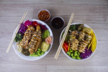 Çıtır Tofu ve Avokado ve Poke Chicken Karage üst görüntüde. Japon yemeği..