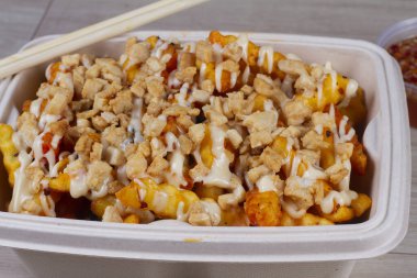 Japon Poke Tavuk Kızartması ve yemek çubukları..