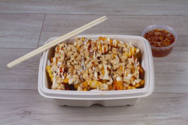 Japon Poke Tavuk Kızartması ve yemek çubukları..