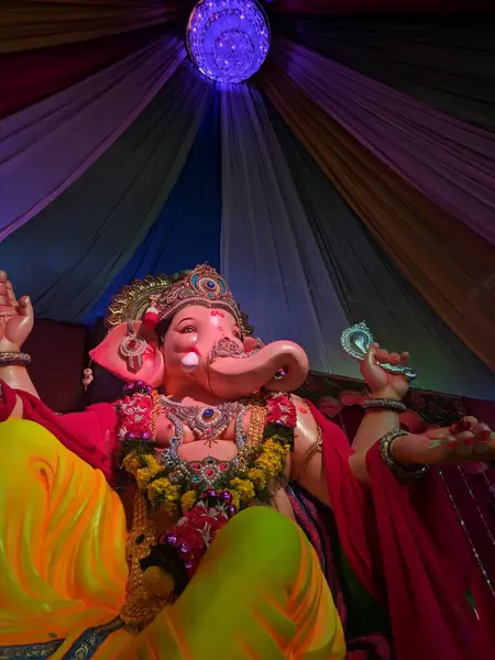 Lord Ganapati Idol 'un fotoğrafı, Mutlu Ganesh Chaturthi.