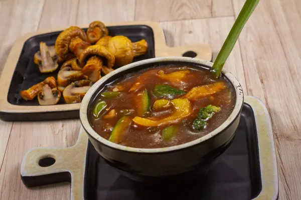 Kil kaplarda servis edilen karışık sebze çorbası, üstüne de kızarmış mantar..