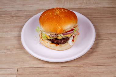 Tavuklu çizburger, pirzola, peynir, domates, hamburger ahşap arka planda izole edilmiş fast food menüsü için.