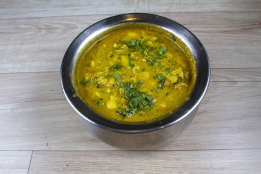 Dal tadka popüler bir Hint yemeğidir. Pişmiş baharatlı mercimek, yağ ve baharattan yapılmıştır.