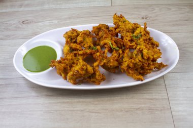 Hint yemeği, çay saati atıştırmalığı Pakoda / kanda bhaji veya piras pakoda kızartılmış soğan pakora
