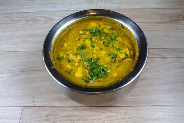 Dal tadka popüler bir Hint yemeğidir. Pişmiş baharatlı mercimek, yağ ve baharattan yapılmıştır.