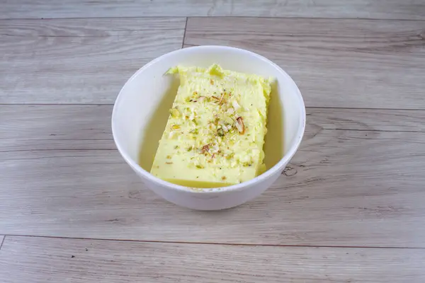 Kharvas Maharashtrian popüler besleyici gıdalar, kırsal ahşap arka planda izole edilmiş, seçici odaklı