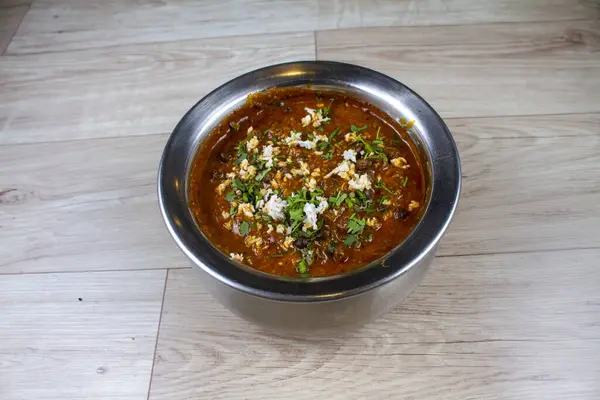 Lahana vatana sambhar Maharashtra yemeğinin geleneksel Hint yemeği.