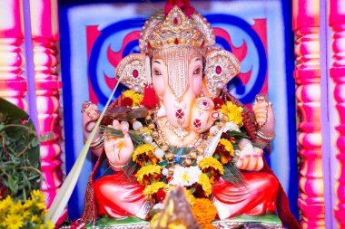 Lord Ganesh Chaturthi 'nin, Ganesh Idol' un fotoğrafı. Bulanık arkaplan