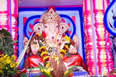 Lord Ganesh Chaturthi 'nin, Ganesh Idol' un fotoğrafı. Bulanık arkaplan