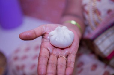 Hindistancevizi rendelenmiş pirinçli modak yapan bir kadın.
