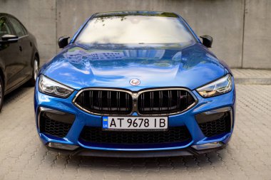  Ivano-Frankivsk, Ukrayna - 09 Ağustos 2024: BMW M850i 8 serisi klasik yönetici otobüsleri spor arabalar, önden ve yandan sedan arabalar.