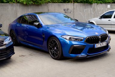  Ivano-Frankivsk, Ukrayna - 09 Ağustos 2024: BMW M850i 8 serisi klasik yönetici otobüsleri spor arabalar, önden ve yandan sedan arabalar.