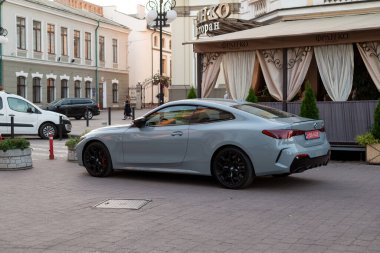 Ivano-Frankivsk, Ukrayna - 10 Ağustos 2024: BMW M4 yarışması (BMW 4 serisinin yüksek performanslı versiyonu) BMW G82, coupe car front and side view.