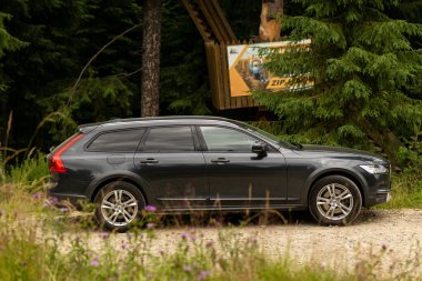 Vorokhta, Ukrayna - 15 Temmuz 2022 Volvo V90, Ormanın yukarısındaki köy caddesinde bulunan orta büyüklükte lüks bir vagon. Ön ve yan görünüm