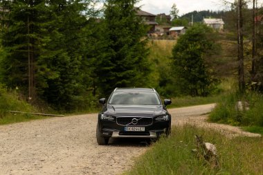 Vorokhta, Ukrayna - 15 Temmuz 2022 Volvo V90, Ormanın yukarısındaki köy caddesinde bulunan orta büyüklükte lüks bir vagon. Ön ve yan görünüm