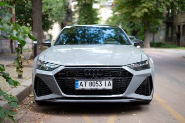 Ivano-Frankivsk, Ukrayna - 24 Haziran 2024: Grey Audi RS6 (c8), Audi A6 'nın yüksek performanslı versiyonudur. Yan taraftan, spor steyşın vagon. Şehir caddesinde araba parkı
