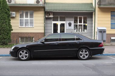 Ivano-Frankivsk, Ukrayna - 07 Temmuz 2024: Siyah Mercedes-Benz W220 dördüncü nesil Mercedes Benz S sınıfı sedan serisidir..