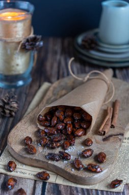 Noel şekerli badem. Tarçınlı kavrulmuş badem, tuzlu ve tarçınlı. Noel yemeği ve havası. Yüksek kalite fotoğraf
