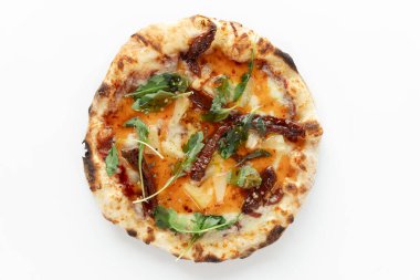 Domates soslu Tayland pizzası, vejetaryen peyniri, kurutulmuş domates, ananas ve beyaz arka planda tatlı kırmızı biber sosu. Pizza üstü manzaralı. Yüksek kaliteli fotoğraf.