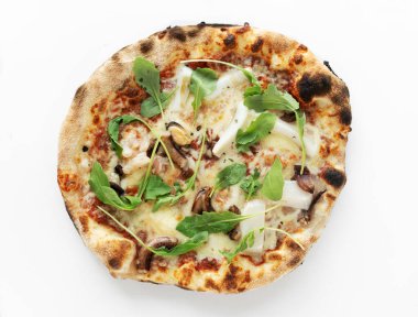  Mozarella peynirli Frutti di mare pizza, deniz ürünleri karışımı, yağda ezilmiş taze sarımsak, kuru fesleğen ve beyaz arka planda roka. Pizza üstü manzaralı. Yüksek kaliteli fotoğraf.