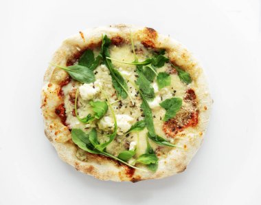  Beyaz arka planda 4 peynirli pizza. Pizza üstü manzaralı. Yüksek kaliteli fotoğraf.