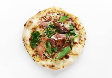 Mozarella peynirli Prosciutto pizza, prosciutto, kurutulmuş fesleğen ve beyaz arka planda izole edilmiş roka. Pizza üstü manzaralı. Yüksek kaliteli fotoğraf.