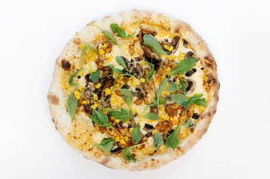 Mantarlı pizza, fesleğen, beyaz arka planda yalıtılmış çaça balığı. Pizza üstü manzaralı. Yüksek kalite fotoğraf