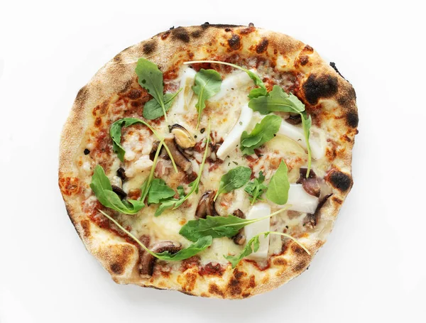  Mozarella peynirli Frutti di mare pizza, deniz ürünleri karışımı, yağda ezilmiş taze sarımsak, kuru fesleğen ve beyaz arka planda roka. Pizza üstü manzaralı. Yüksek kaliteli fotoğraf.