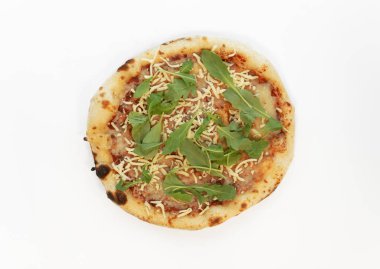 Mozzarella peynirli Margarita pizza, kurutulmuş fesleğen, beyaz arka planda izole edilmiş roka. Pizza üstü manzaralı. Yüksek kalite fotoğraf