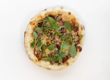 Mozarella peynirli Meksika pizzası, Chili Con Carne, beyaz arka planda kırmızı biber. Pizza üstü manzaralı. Yüksek kalite fotoğraf