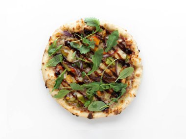 Barbekü soslu tavuk, mozzarella peyniri, tavuk, soğan, paprika, ananas, kurutulmuş fesleğen, beyaz arka planda yalıtılmış roka. Pizza üstü manzaralı. Yüksek kalite fotoğraf