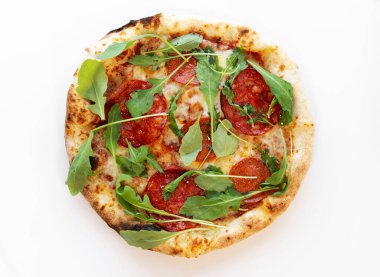 Amerikan pizzası mozzarella peyniri, pepperoni, salam, kurutulmuş fesleğen, beyaz arka planda izole edilmiş roka. Pizza üstü manzaralı. Yüksek kalite fotoğraf