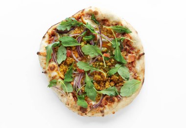 Falafel, turşu, domates, kırmızı biber, soğan, kurutulmuş fesleğen soslu, beyaz arka planda izole edilmiş falafel pizza. Pizza üstü manzaralı. Yüksek kalite fotoğraf