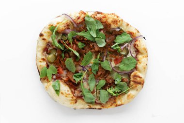 Beyaz arka planda izole edilmiş pizza. Pizza üstü manzaralı. Yüksek kalite fotoğraf