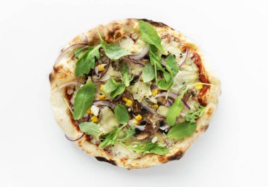 Domates soslu sebzeli pizza, mozzarella peyniri, şampiyonlar, soğan, mısır, güneşte kurutulmuş domates, kurutulmuş fesleğen, beyaz arka planda yalıtılmış roka. Pizza üstü manzaralı. Yüksek kalite fotoğraf