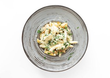 Beşamel soslu tavuk makarna ve parmesan. Yüksek kalite fotoğraf. Düz görünüm