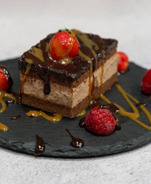 Karamel soslu çikolatalı pasta. Dilimle. Yan görüş. Yüksek kalite fotoğraf