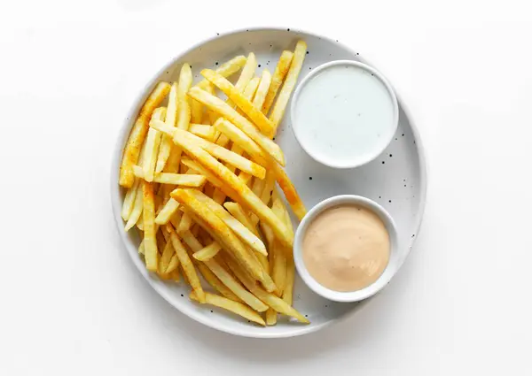 新鲜的炸薯条和两个酱汁 背景是白色的 高画质照片 — 图库照片
