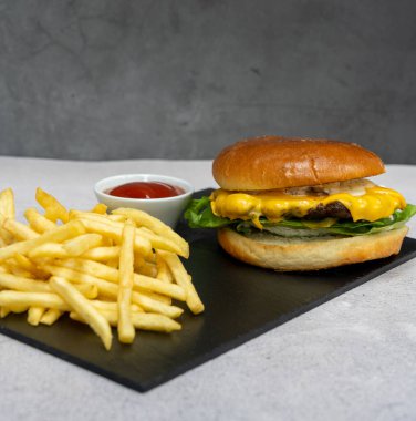 Lezzetli fast food hamburgerleri, Mega Burger kızartması ketçap. Yüksek kalite fotoğraf
